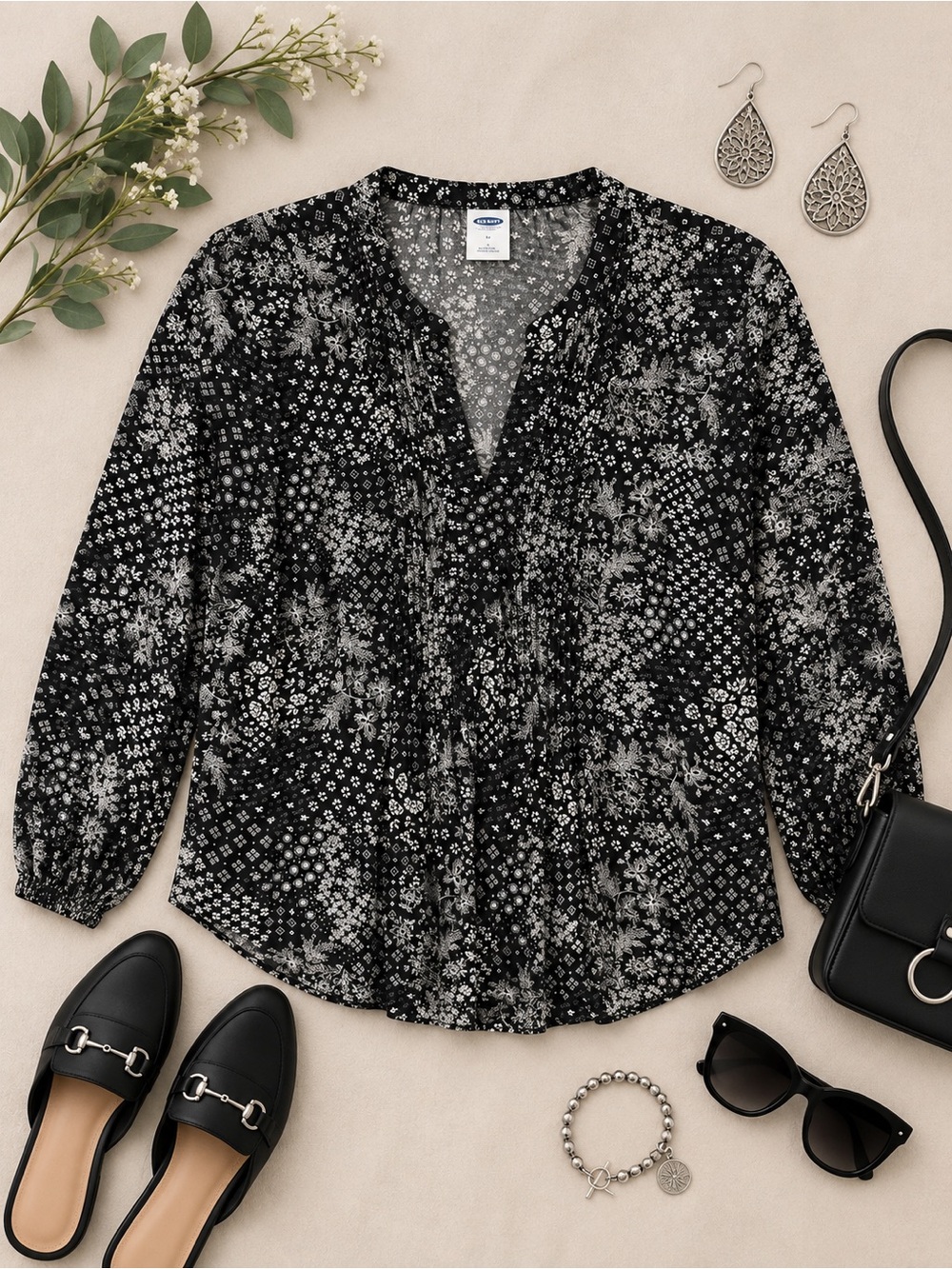 Old Navy Black & White Floral Print Split-Neck Blouse Size Medium